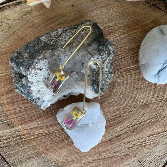 Simple Pressed Flower Stick Earrings - Picture 3 of 5